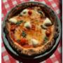 Vedugnsbakad napolitansk pizza – frasig kant, äkta smak. Vi bakar varje pizza på traditionellt vis i vår stenugn, mitt på Kungsholmen