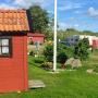 I det gamla utedasset finns redskap för alla som har säsongsplats på Horns Skärgårdscamping