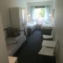 Såhär ser ett hotell rum ut med egen toalett och dusch på rummet . I dessa kan man bo max 4 personer  , 2 enkelsängar samt en bäddsoffa för 2 personer . Här ingår bäddning samt lakan och handdukar .