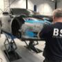 Plast & plåt
Att reparera plåt och plastskador är en konst där detaljerna i reparationerna är avgörande hur slutmonteringen blir. Plåtriktning är en konst och ett hantverk som tyvärr blivit utdöende eftersom det idag är vanligast att man byter ut skadade delar, mot begagnade hela eller nya delar.

Vi strävar efter att i möjligaste mån rikta och reparera befintliga karosser eftersom vi känner en stolthet i att vi har djup kunskap i yrket. Naturligtvis byter även vi ut de delar som inte kan repareras, men original är alltid original. Det går inte att komma ifrån.
Vi är (utan att skryta allt för mycket), extremt kunniga inom ”PDR”, vilket är en riktningsmetod som i första hand går ut på att rikta bucklor utan att behöva lackera om skadad yta. Denna teknik kan också användas inom traditionell plåtriktning. Vinningen av den tekniken, är att vi kan minimera användningen av spackel.
Detta ger er som kund, en trygghet i att reparationerna alltid är fackmannamässigt utförda från oss, och att lackeringen som följer efter får bästa möjliga förutsättningar att bli riktigt bra.