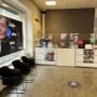 I receptionen på Audikas hörselklinik på Södermalm kan du få hjälp med dina hörapparater och rådgivning om din hörsel hos legitimerade audionomer