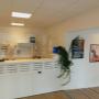 Bild på receptionen på Audikas hörselklinik i Norrköping där du kan boka hörseltest och då hjälp med enklare serviceärenden