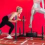 Kvinna som tränar på gym