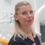Bild på en leende tandläkare