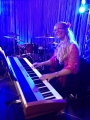 Jenni spelar piano på en galakväll under middagen